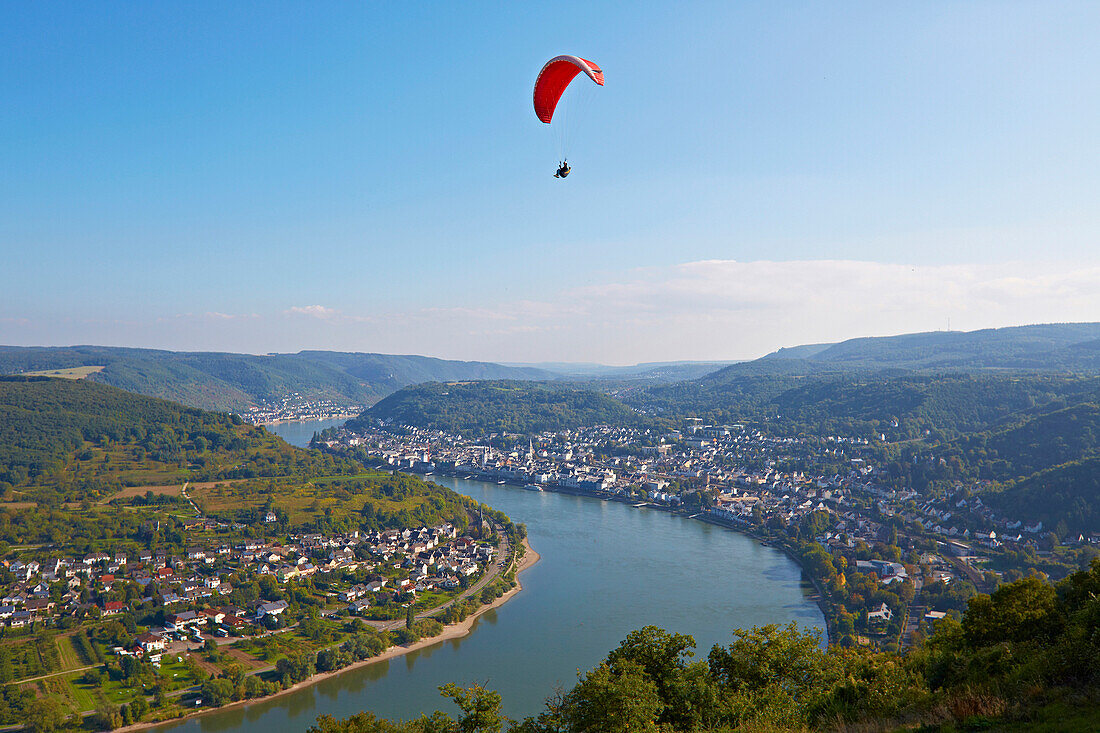 Gleitschirmflieger und Blick vom Gedeonseck auf die Rheinschleife von Boppard, Rhein, Mittelrhein, Rheinland-Pfalz, Deutschland, Europa