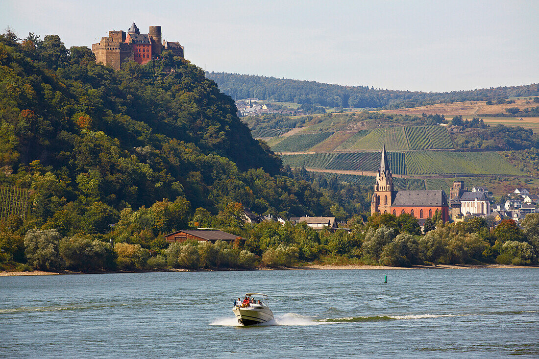 View across the river Rhine to Schoenburg castle and Parish Church of Our Lady, Liebfrauenkirche in Oberwesel, Mittelrhein, Middle Rhine, Rhineland - Palatinate, Germany, Europe