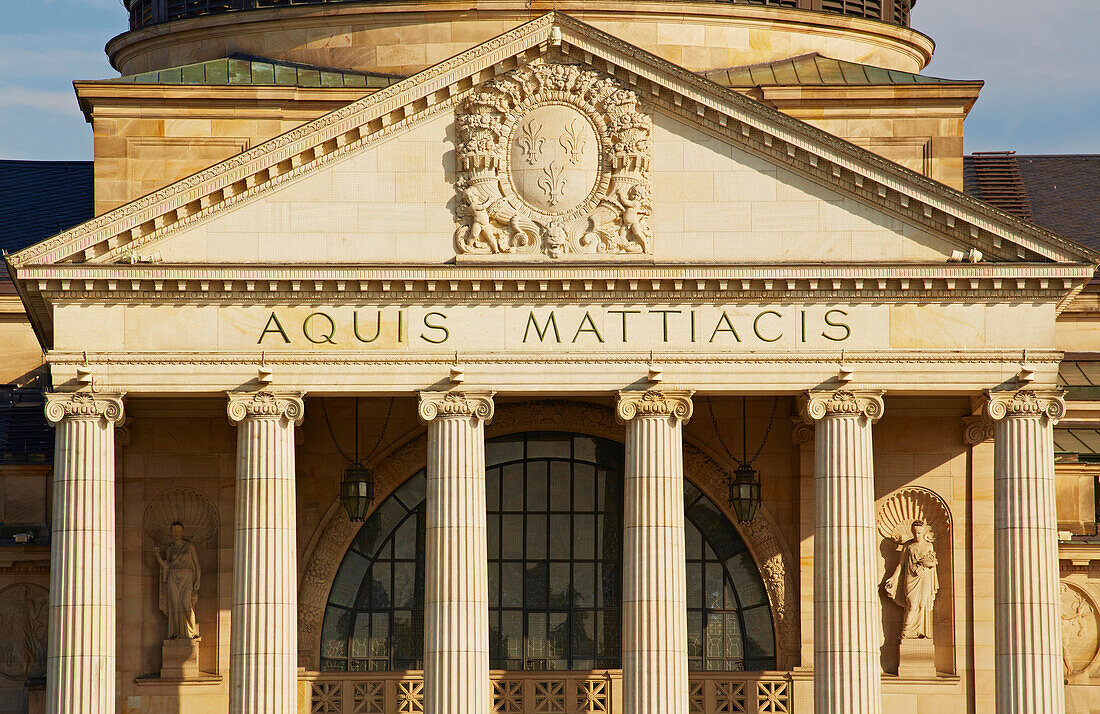 Kurhaus mit Brunnen in Wiesbaden, Mittelrhein, Hessen, Deutschland, Europa