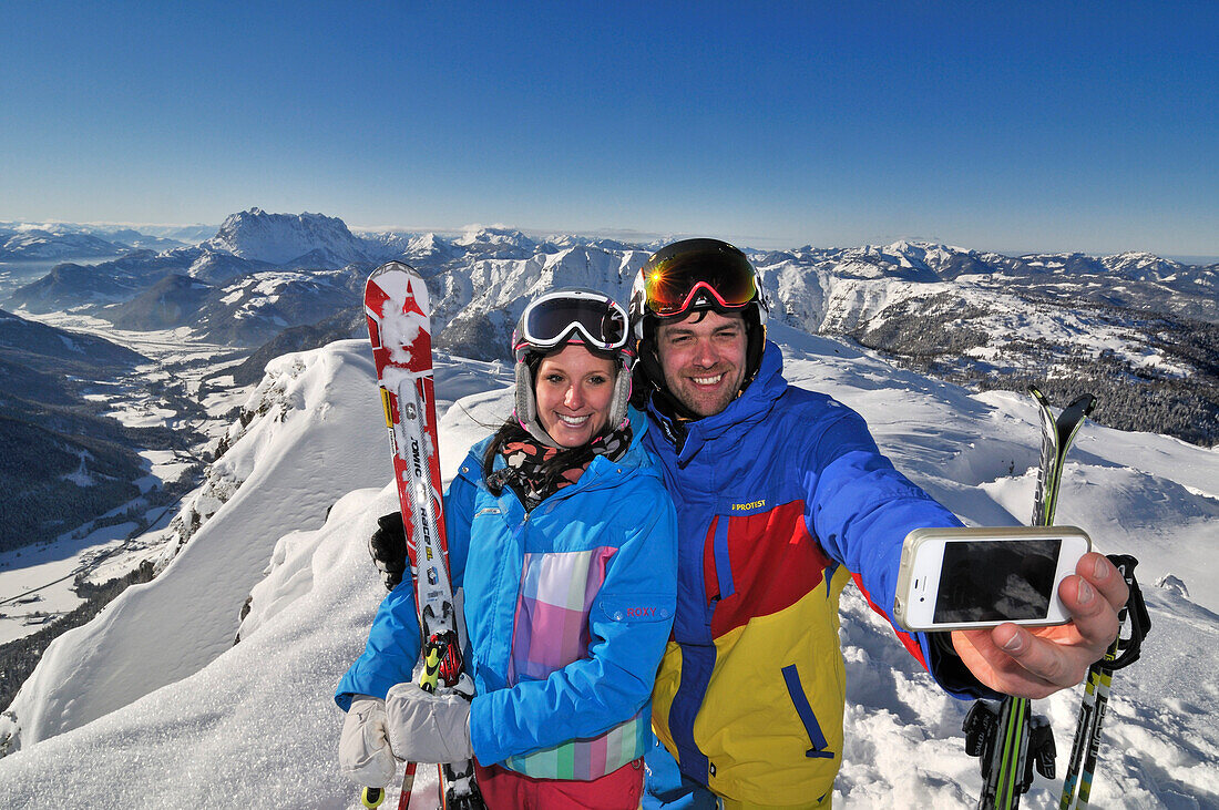 Paar fotografiert sich auf einem Berg, Skigebiet Steinplatte, Waidring, Tirol, Österreich