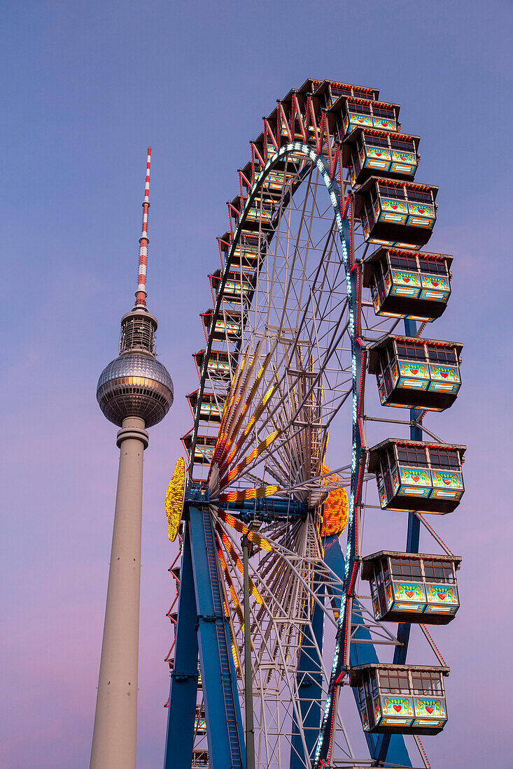 Riesenrad beim Weihnachtsmarkt Alexanderplatz, Berlin, Deutschland