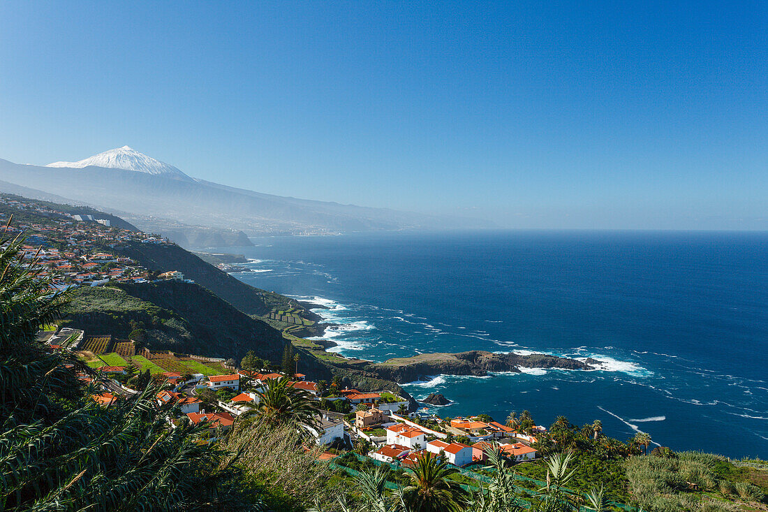 Blick von El Sauzal auf den Teide, 3718m, mit Schnee, Wahrzeichen der Insel, vulkanischer Berg, Küste, Atlantik, Teneriffa, Kanarische Inseln, Spanien, Europa