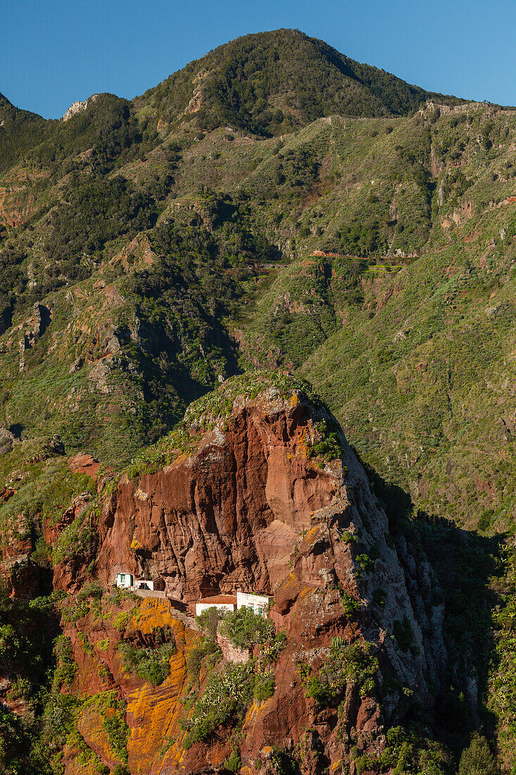 Haus in Vulkanfels, Barranco de Afur, Barranco del Tamadiste, Schlucht, bei Afur, Las Montanas de Anaga, Anaga Gebirge, Naturschutzgebiet, Parque Rural de Anaga, Teneriffa, Kanarische Inseln, Spanien, Europa