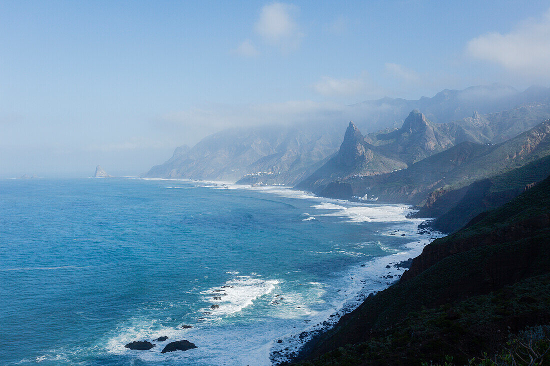 Küste bei Taganana, Wanderweg an der Steilküste, Las Montanas de Anaga, Anaga Gebirge, Naturschutzgebiet, Parque Rural de Anaga, Küste, Atlantik, Teneriffa, Kanarische Inseln, Spanien, Europa