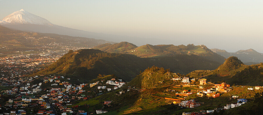 Blick vom Aussichtspunkt, Mirador La Jardina, Dorf Las Mercedes und San Cristóbal de La Laguna, Teide mit Schnee, 3718m, Wahrzeichen der Insel, Las Montanas de Anaga, Anaga Gebirge, Naturschutzgebiet, Parque Rural de Anaga, Teneriffa, Kanarische Inseln, S