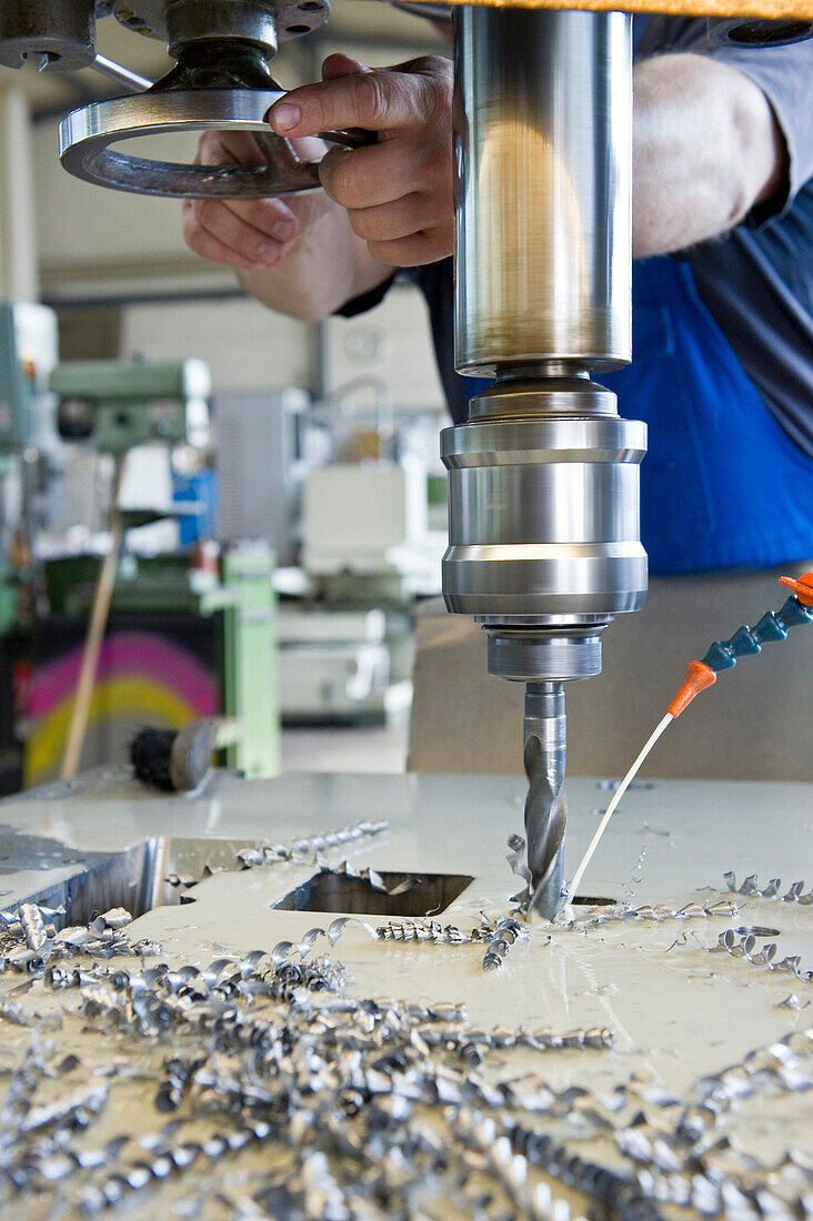 Bor- und Fräsmaschine in einer Werkzeugbaufirma nahe Karlsruhe, Baden-Württemberg, Deutschland