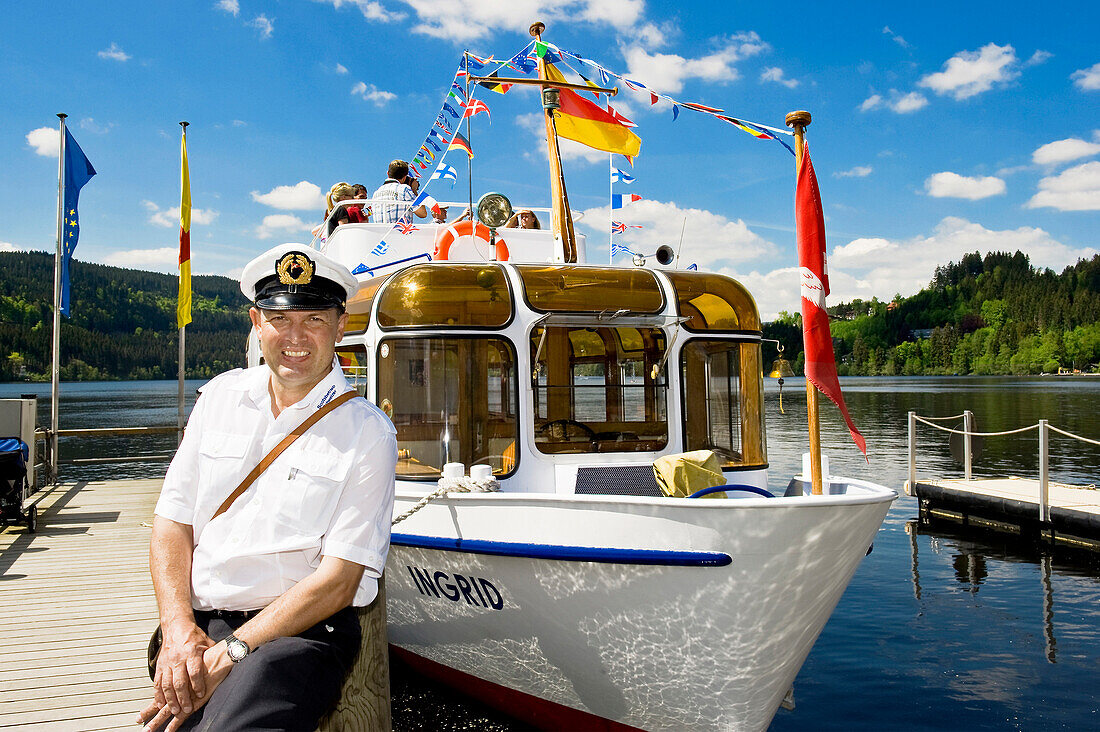 Herr Profazi, Kapitän auf einem Ausflugsdampfer auf dem Titisee, Titisee, Schwarzwald, Baden-Württemberg, Deutschland