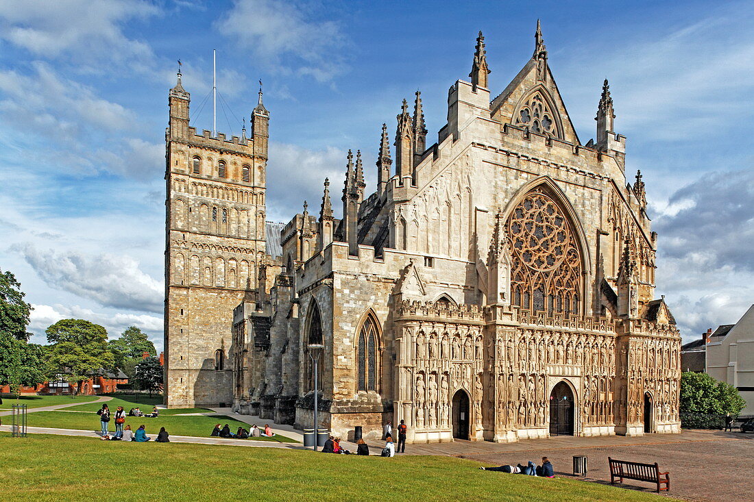Westfassade und Cathedral Close, Kathedrale von Exeter, Devon, England, Grossbritannien