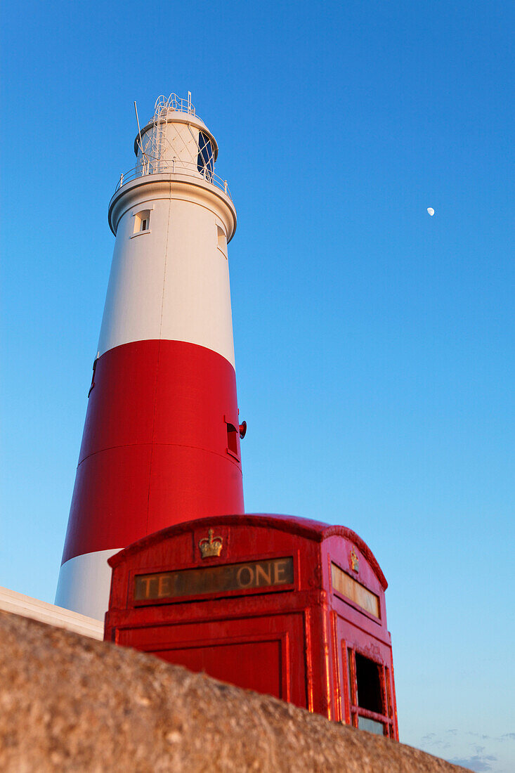Portland Bill Leuchtturm und typisch rote Telefonzelle, Weymouth, Portland, Dorset, England, Grossbritannien
