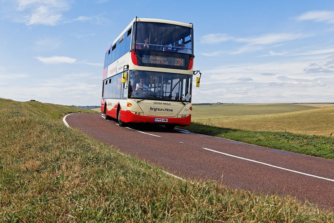 Bus auf einer Landstrasse bei Beachy Head, East Sussex, England, Grossbritannien