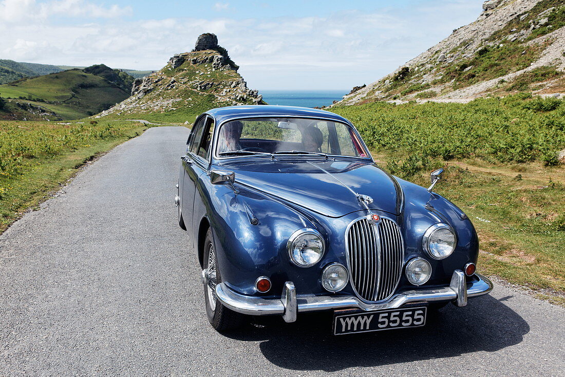 Jaguar Oldtimer auf dem Weg aus dem Valley of the Rocks bei Lynton, Devon, England, Grossbritannien