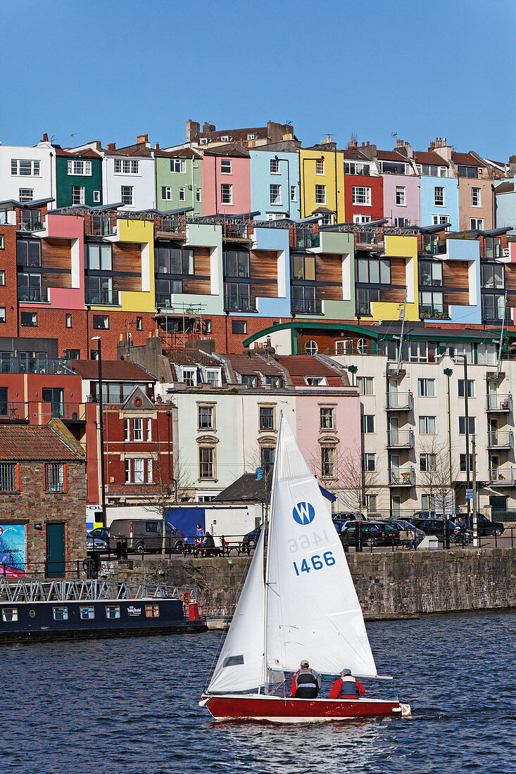 Hafen mit bunten Häusern im Hintergrund, Bristol, Somerset, England, Grossbritannien