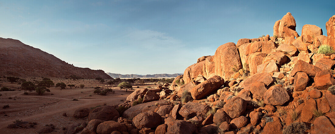 Panorama Blick über rote Felsen zum Tirasberge, Namib Naukluft Park, Namibia, Afrika