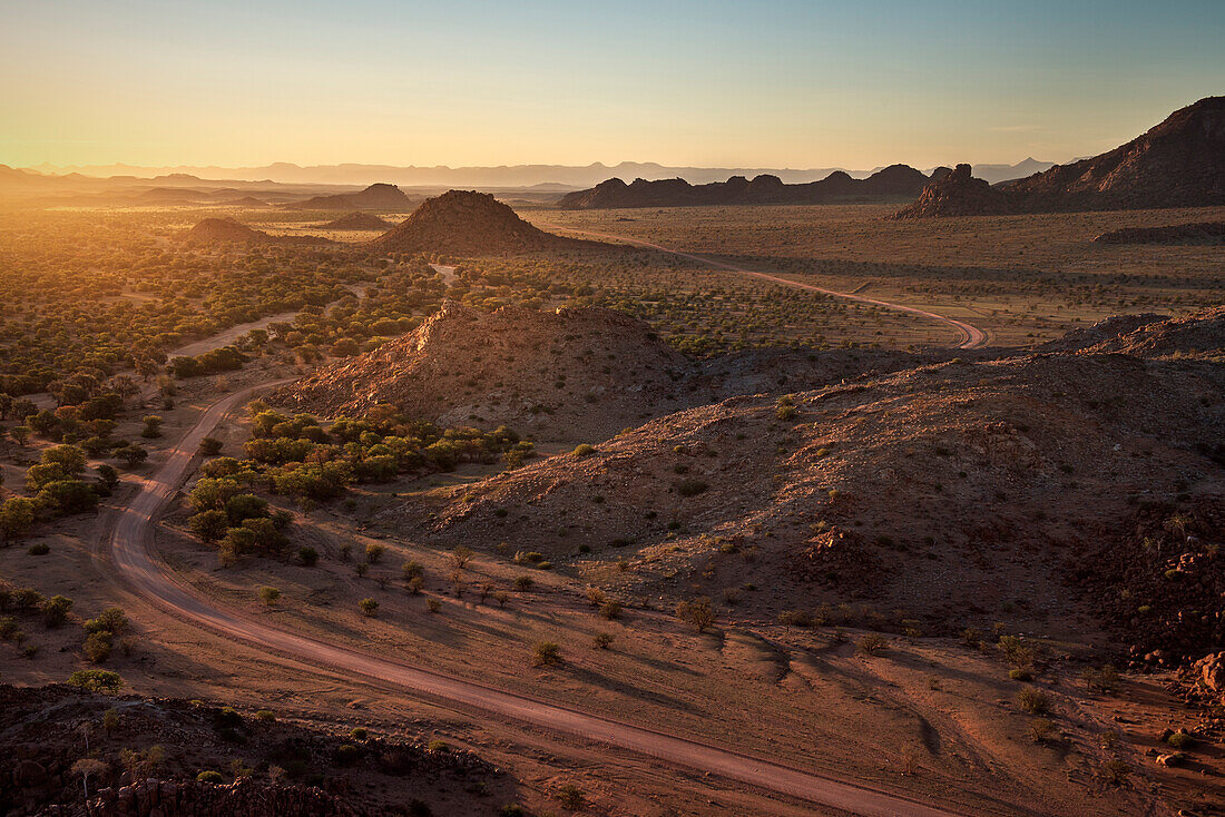 Blick in die Ferne im Damara Land bei Sonnenuntergang, typische Landschaft, Damaraland, Namibia, Afrika