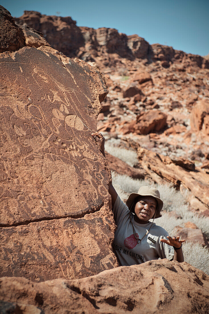 Guide erklärt Steinzeit Gravuren bzw. Malereien diverser Tiere in Fels, Twyfelfontein, Damaraland, Namibia, Afrika, UNESCO Weltkulturerbe