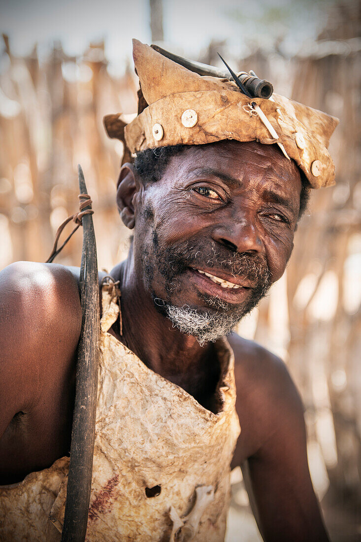 alter männlicher Damara in traditioneller Kleidung, Twyfelfontein, Damara Land, Namibia, Afrika, UNESCO Weltkulturerbe