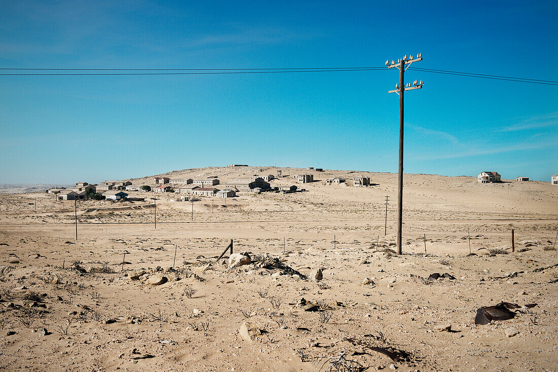 Verlassene Geisterstadt im Diamanten Sperrgebiet Gesamtansicht, Kolmannskuppe, Kolmanskop bei Lüderitz, Namibia, Afrika