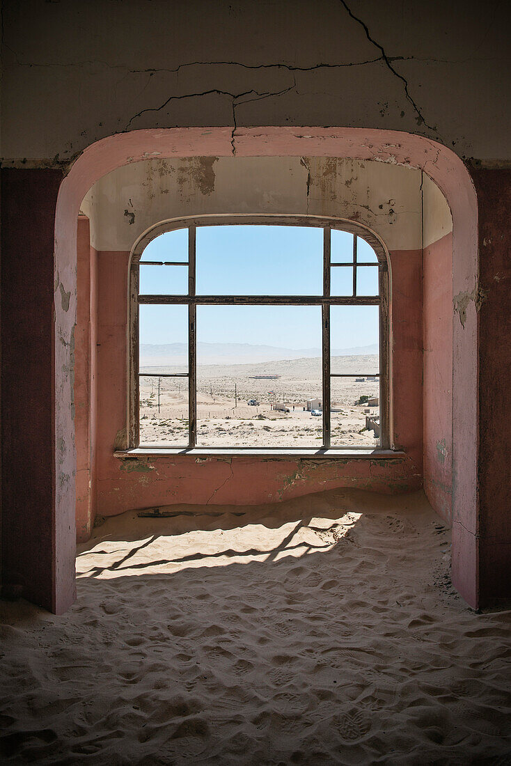 Blick aus Haus des Architekten, Innenansicht verlassene Geisterstadt im Diamanten Sperrgebiet, Kolmannskuppe bei Lüderitz, Namibia, Afrika