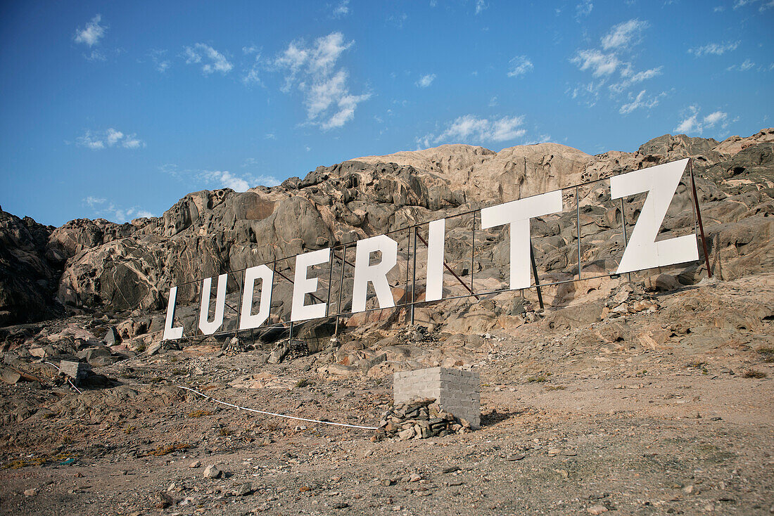 Hollywood ähnliche Buchstaben Installation vor Lüderitz, Namibia, Afrika