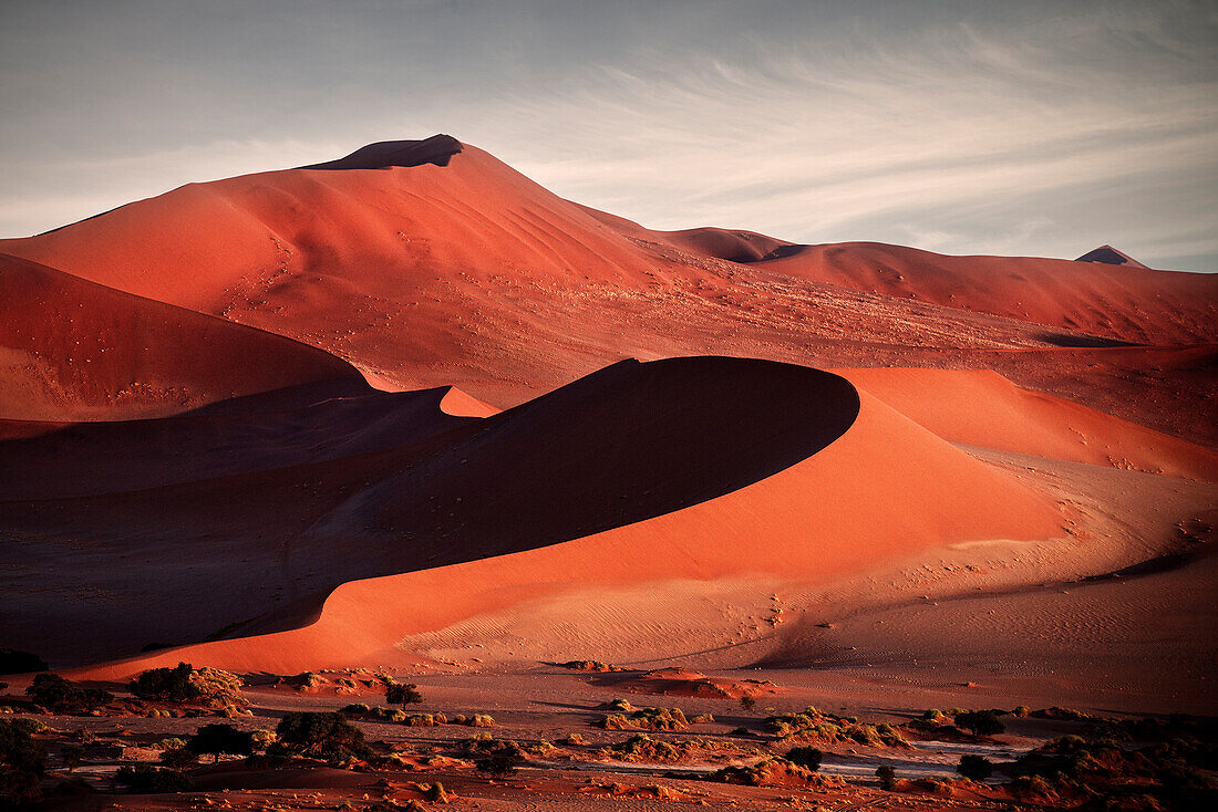 rote Sand Dünen bei Sossusvlei, Namib Naukluft Park, Namibia, Namib Wüste, Afrika