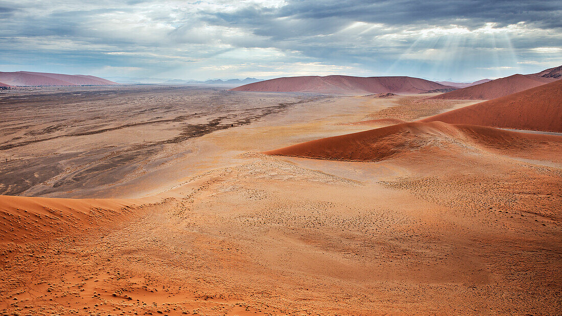 Panorama Ausblick von der Düne 45 auf die Landschaft bei Sossusvlei, Namib Naukluft Park, Namibia, Namib Wüste, Afrika