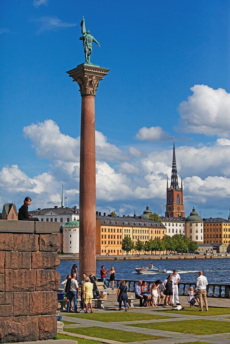 Statue von Engelbrekt Engelbrektsson im Rathausgarten, Riddarholmen mit seinem markanten Kirchturm, Stockholm, Schweden