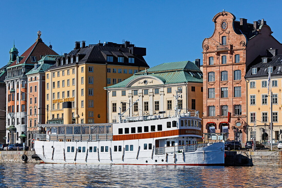 Ausflugsboot am Skeppsbronkai von Gamla Stan, Stockholm, Schweden