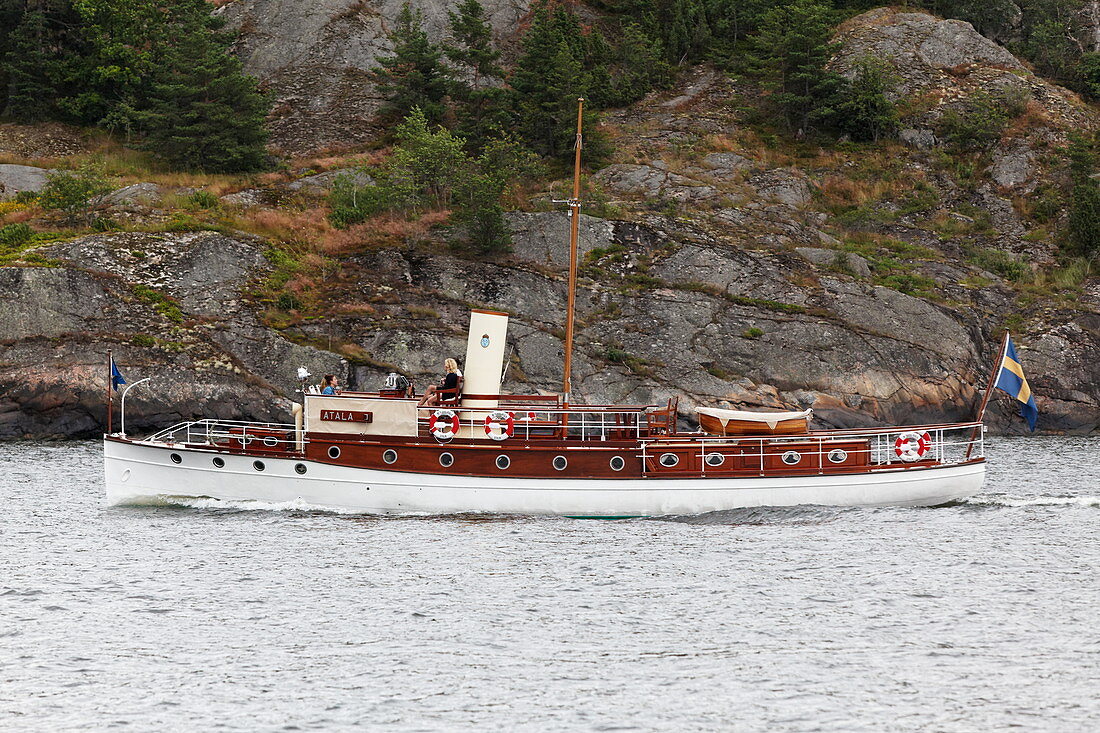 Historisches Boot im Saltsjoen vor Stockholm, Schweden