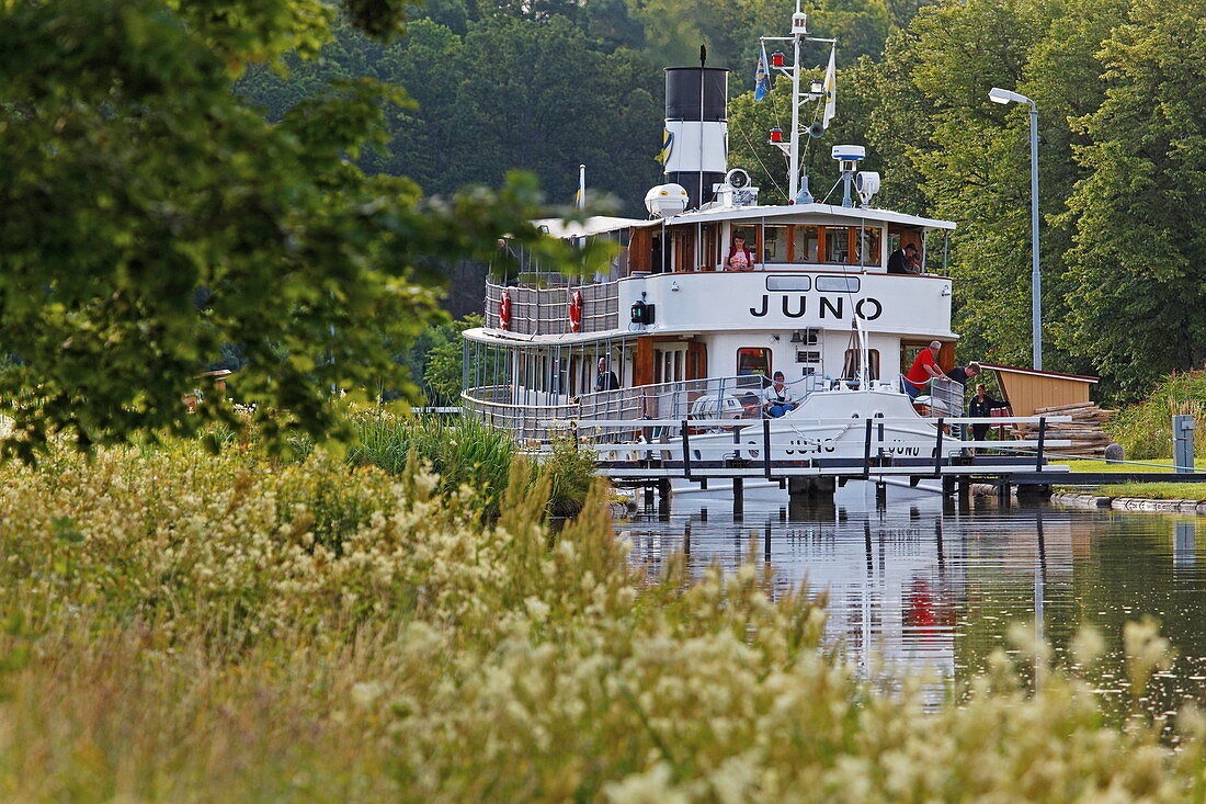 Historisches Schiff Juno in einer Schleuse auf dem Göta Kanal, Norrköping, Schweden