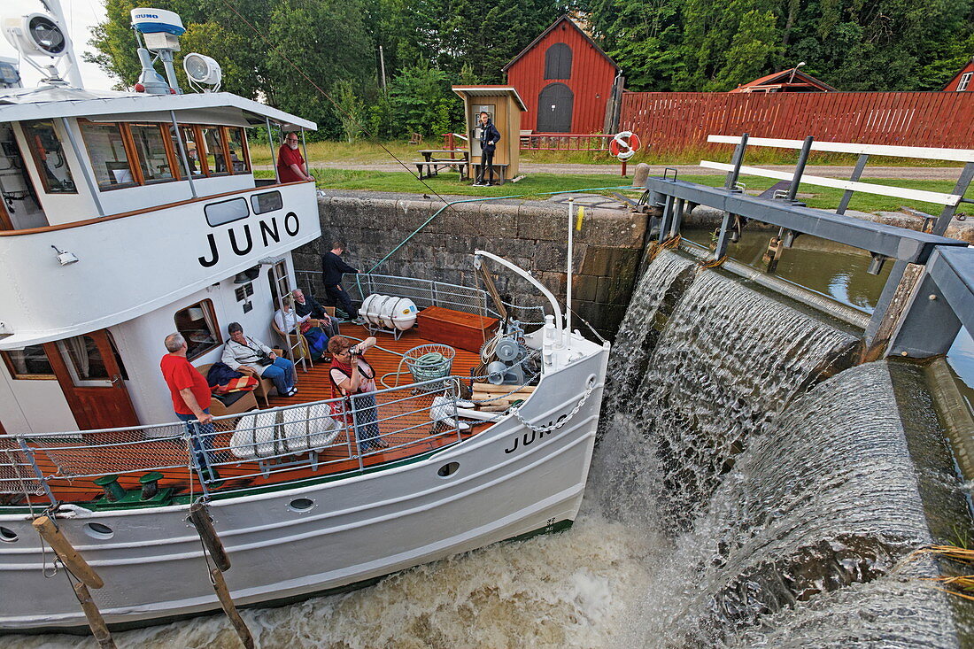Historisches Schiff Juno in einer Schleuse auf dem Göta Kanal bei Norrköping, Schweden