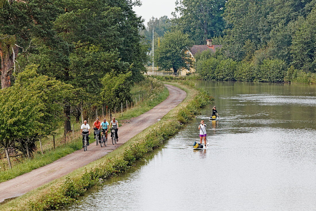 Der Göta Kanal ist bei Radfahrern ebenso beliebt wie bei Stehpaddlern, Schweden