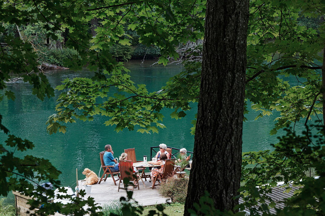 Kaffee am Göta Kanal bei Motala, Schweden