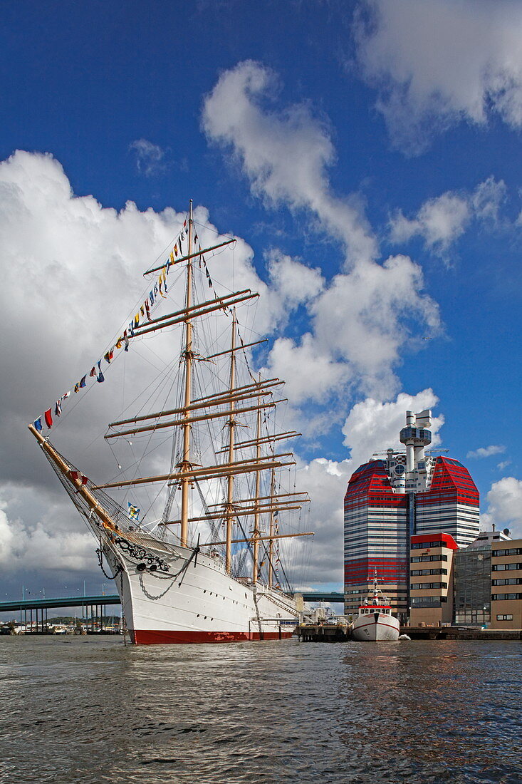 Lilla Bommen Hochhaus, auch Lipstick enannt und historisches Segelschiff, Göteborg, Schweden