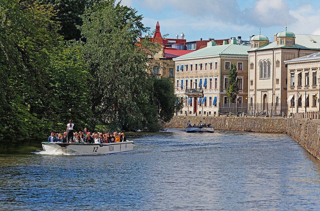 Ausflugsboot in einem Kanal am Wallgraben und Häuser der Altstadt, Göteborg, Schweden