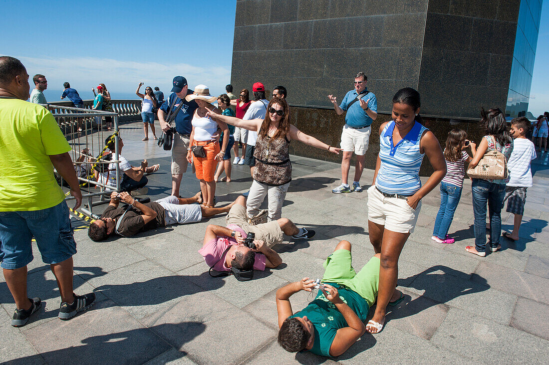 Touristen fotografieren sich unterhalb der Christusstatue auf dem Corcovado, Rio de Janeiro, Rio de Janeiro, Brasilien
