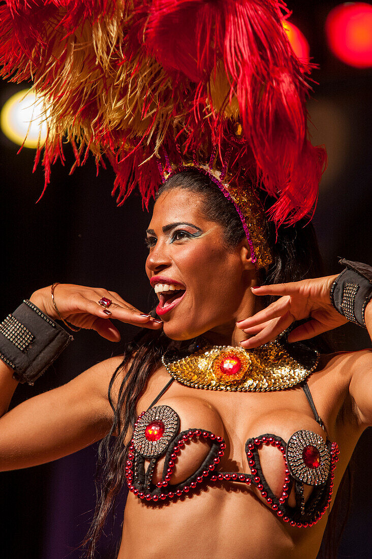 Tänzerin bei einer Samba und Folklore Show im Variete Plataforma Theater, Rio de Janeiro, Rio de Janeiro, Brasilien