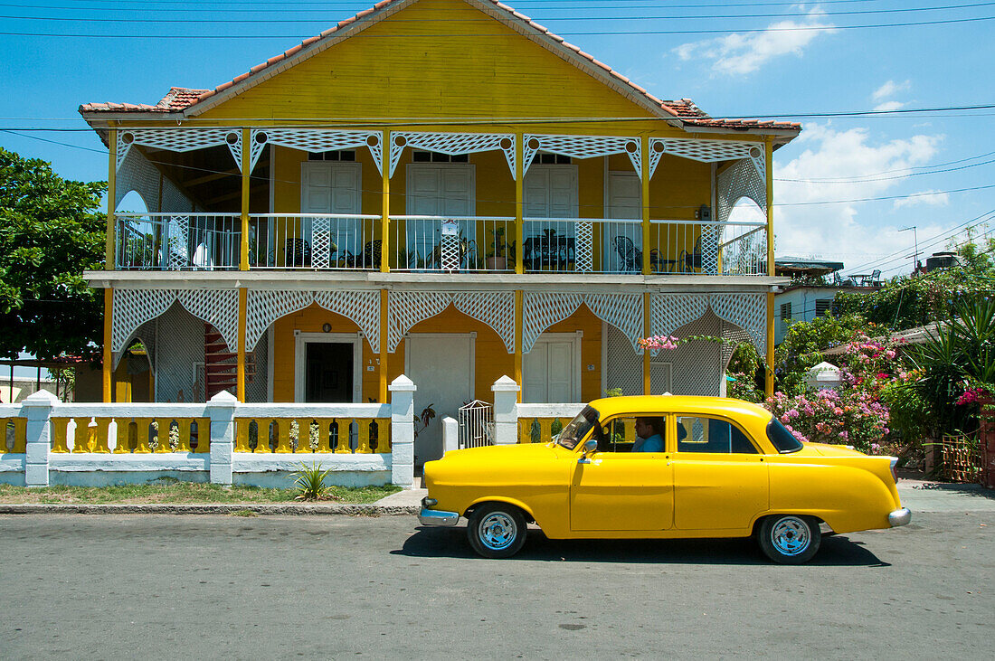 Gelber amerikanischer Oldtimer vor einem Casa Particulares Gästehaus, Cienfuegos, Cienfuegos, Kuba