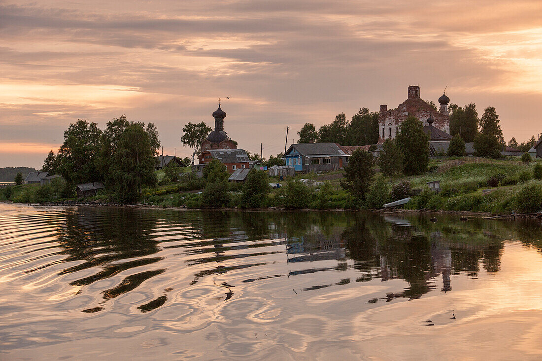 Häuser und Kirchen im Sonnenuntergang am Wolga-Ostsee-Kanal, Russland