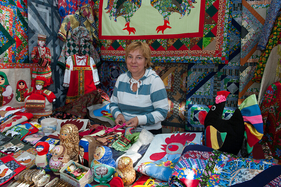 Frau verkauft Kunsthandwerk und Souvenirs an einem Marktstand, Uglitsch, Oblast Jaroslawl, Russland