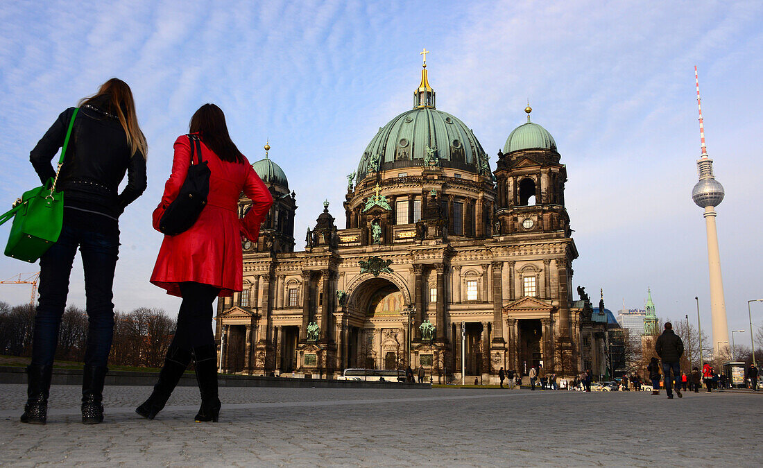 Am Berliner Dom mit Fernsehturm, Berlin, Deutschland