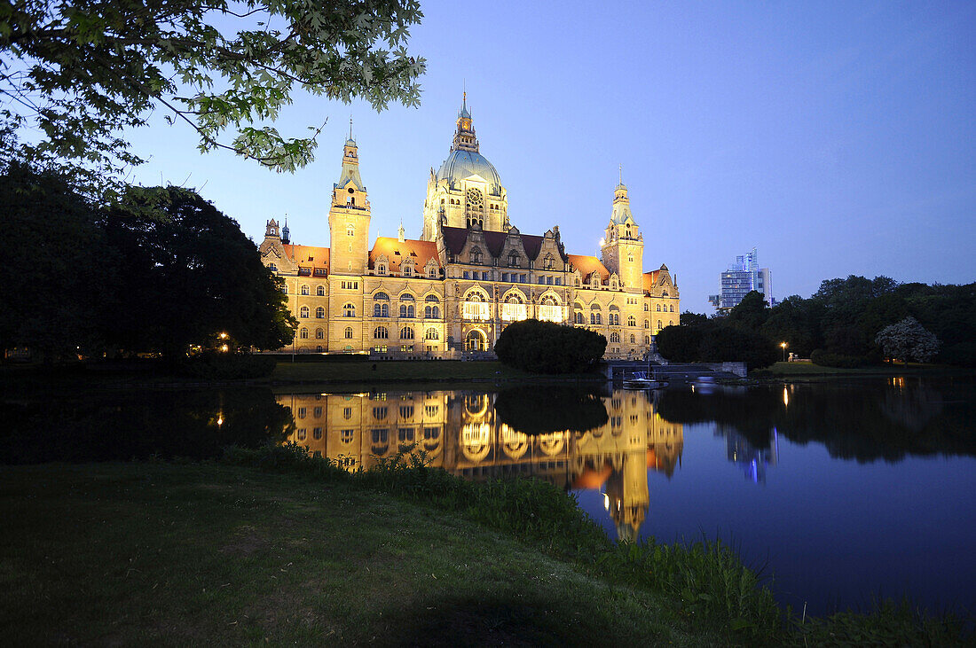 New Town Hall in Maschpark with reflection in the lake, Hannover, Lower Saxony, Germany