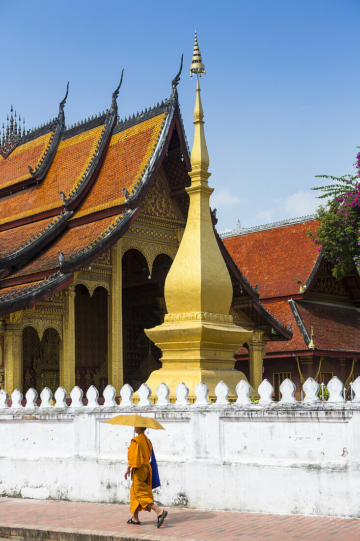 Junge Novizenmönche gehen am Wat Sop in Luang Prabang, Laos, vorbei.