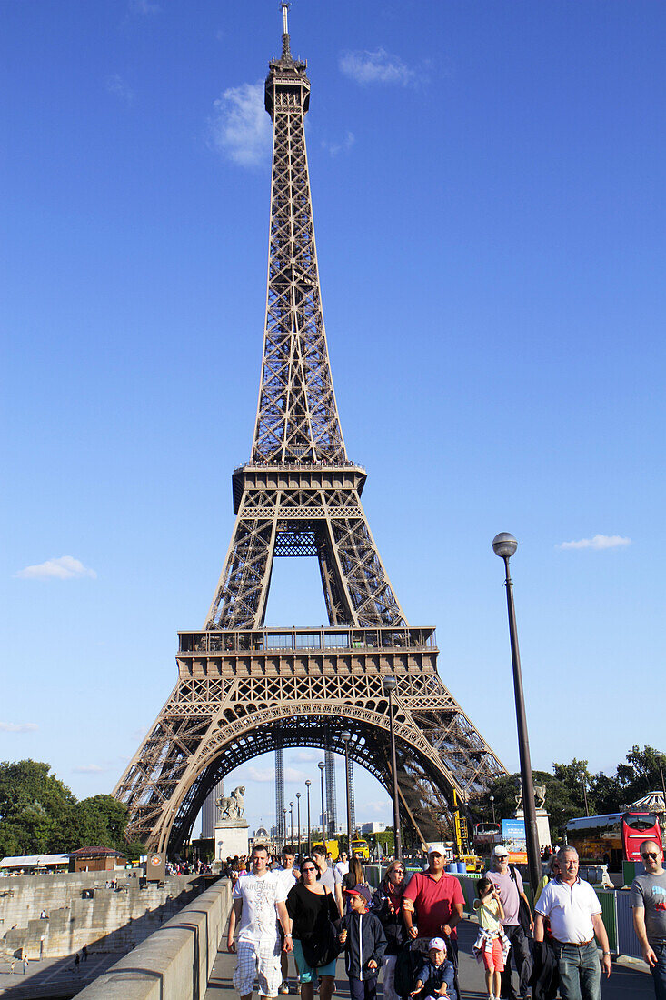 France, Europe, French, Paris, Seine River, Pont d'Iéna, Jena Bridge, Eiffel Tower, pedestrians,.