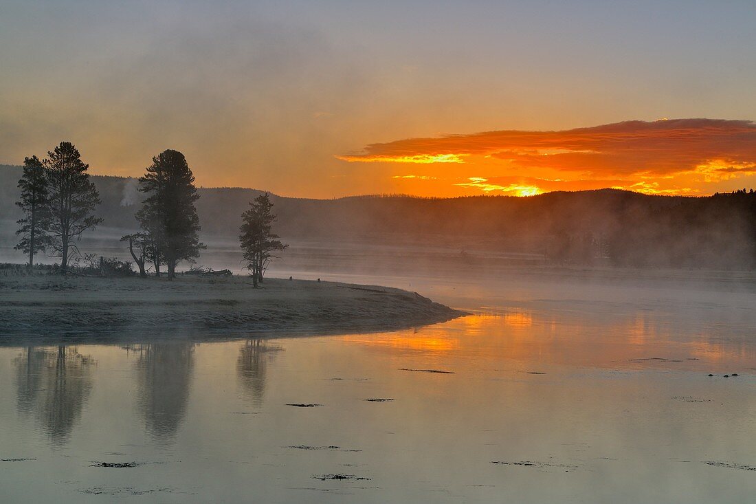 Sunrise over the Yelllowstone River in the Hayden Valley, Yellowstone NP, Wyoming, USA.