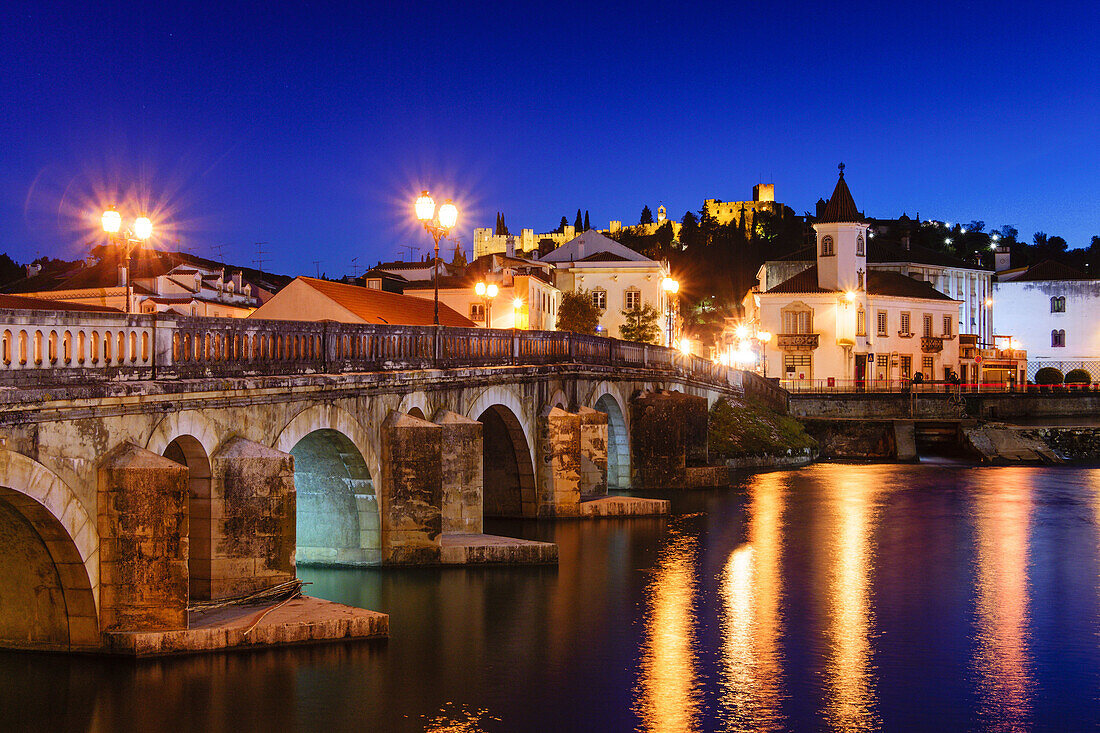 Römische Brücke über den Fluss Nabao und Templerburg, Tomar, Bezirk Santarem, Medio Tejo, Region Mitte, Portugal, Europa