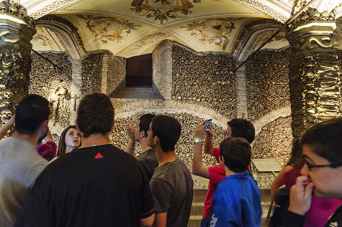 capela dos Ossos, Kapelle der Knochen, gebaut im sechzehnten Jahrhundert, Kloster von San Francisco, gotisch-manuelinisch, XV Jahrhundert, Evora, Alentejo, Portugal, Europa