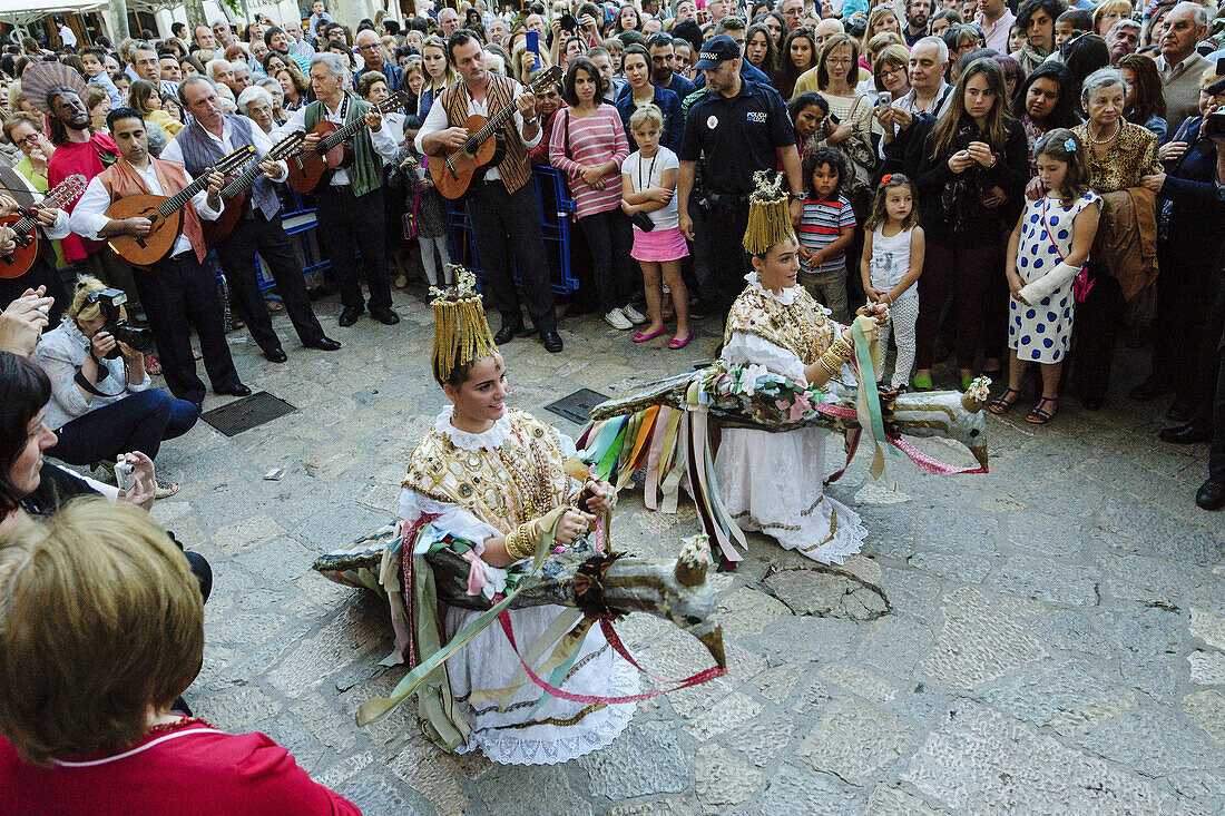 Adlertanz und Sant Joan Pelos, ursprünglicher mittelalterlicher Tanz Kataloniens und des Landes Valencia, Fronleichnamsprozession, Pollença. Mallorca. Balearische Inseln. Spanien