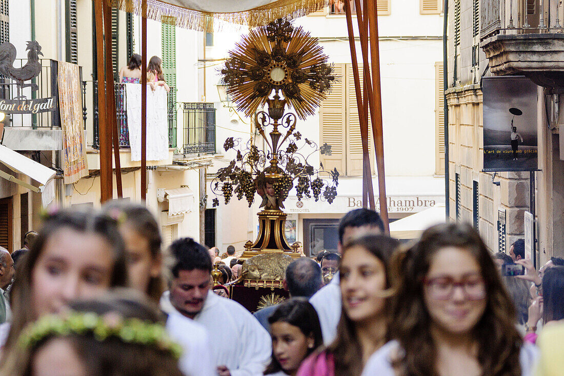 Adlertanz und Sant Joan Pelos, ursprünglicher mittelalterlicher Tanz von Katalonien und dem Land Valencia, Prozession des Corpus, Pollença. Mallorca. Balearische Inseln. Spanien