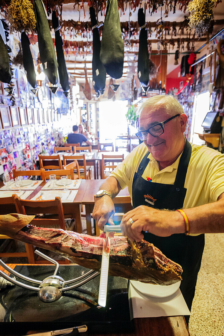 Jamon iberico beim Schneiden, Can Barahona Bodega, - Can Manolo, Ses Salines, Region Migjorn, Mallorca, Balearen, Spanien