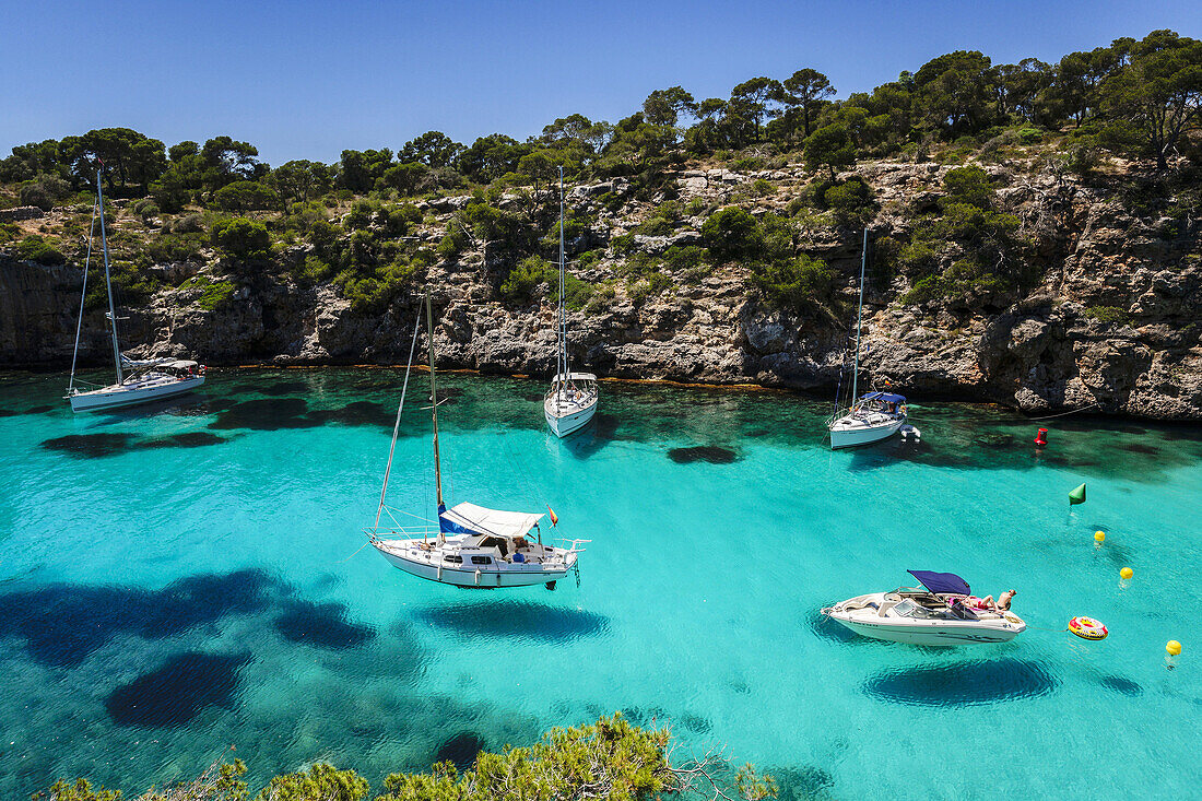 Yachten vor Anker, Cala Pi, Llucmajor, Region Migjorn. Mallorca. Balearische Inseln. Spanien